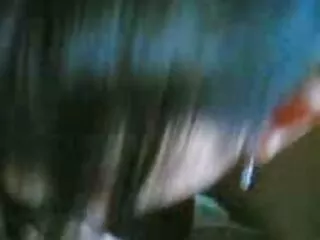 Մի մեծ ճարպ աքաղաղ, որին կիսում են բեղիկ երեխաները ՝ Անի Բլեքքոքսը և Անտոնիա Սայնզը