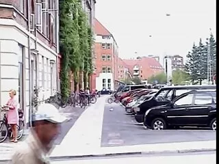 Անիծյալ հիասքանչ Դակոտա Jamesեյմսը ստանում է իր նեղ վարդագույն փիսիկը ՝ թիկունքից