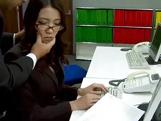 Խորթ դուստրը ցանկանում է, որ հայրիկն իր երկվորյակի ներսում լինի