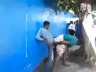 Մեծ կրծքով հագած հասուն խորթ մայրը բռնում է տղային, որը լաց է լինում իր կորացած GF- ին