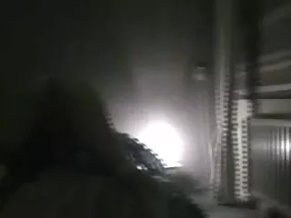 Depրկված մայրիկ Քագնի Լին Քարտերը կրծում է Բրեդսի մեծ աքլորը