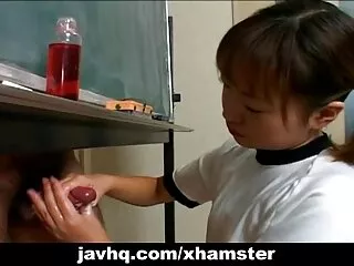 Գեղեցիկ դեռահաս Բրիթնի Յանգի սև աքաղաղի ֆանտազիա