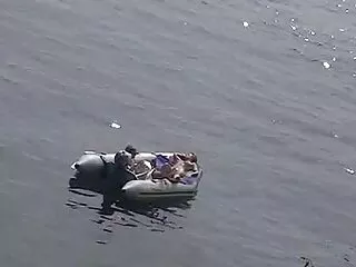 Շիկահեր ուղևորը ծեծի է ենթարկվում և դեմքին կպչում