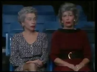 Քորթնի Թեյլորը և Սամեր Բրիելլը ծիծաղում են ayեյ Թեյլորի վրա: