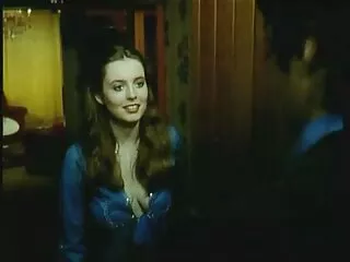 Ռոմիի խորը կոկորդները կռնվում են և լափում ընկերոջ ընկերոջ հետ լողափում