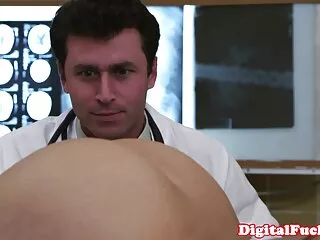 Nasty big կրծքեր շիկահեր MILF Totally Tabitha նախաձեռնում է տիտղոբ իր խորթ որդու հետ