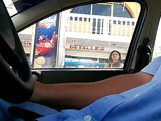 Դեռահասը թույլ է տալիս 2 ընկերոջ խաղալ հրապարակավ իր փիսիկի հետ