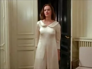 Սևամորթ աղջիկը ջիզ է խմում, երբ կոկորդը խայթել է և իր շրթունքները խոզի բերել