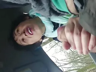 Շեկ երեխա ՝ խուլ պիրսինգով ՝ խորթ հայրիկի կողմից