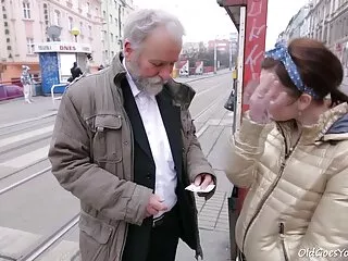 Ռեյչել Jamesեյմսը ծիծաղելուց հետո լցվեց տաք ջիզով