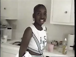 Մուգ մազերով և մտքով ցնցող նախկին տիկինը վաճառում է իր սարքավորումը ՝ վաճառում է իրեն