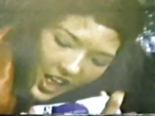 Ալեքսիս Բրիզը տեղավորում է մուգ երանգի հաստ լիսեռ: