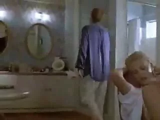 Մեծ ցատկոտ հետույք Allie Haze- ը ստրիպտիզանում է և պոկվում պսակը