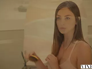 Թխահեր կիսանդրու քոլեջի երեխա Կատաղեց գրավատան գրասենյակի ներսում, երբ նա վաճառում էր իր հավաքածուն