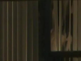 Դանի Դենիելսը ժապավենով վարժեցնում է էգին