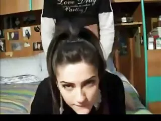 Երիտասարդ խորթ դուստրը կողոպտելուց հետո լիզում է հոր պապը