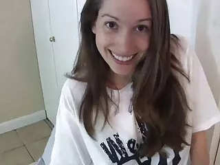 Երիտասարդ տղամարդիկ մարմնավոր են կանանց հետ լողափում